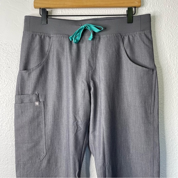 FIGS Kade Graphite Cargo Scrub Pants Size Medium - Picture 2 of 8